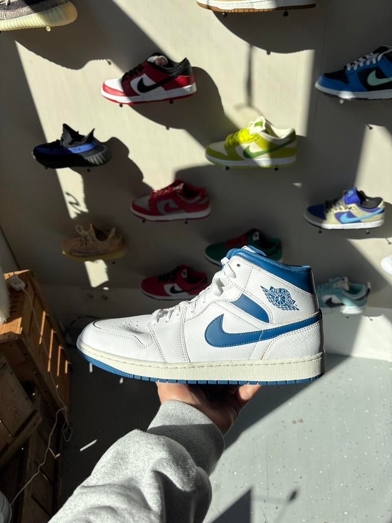 Jordan 1 Mid University Blue 46, Kleding | Heren, Schoenen, Blauw, Nieuw, Ophalen of Verzenden, Sneakers of Gympen