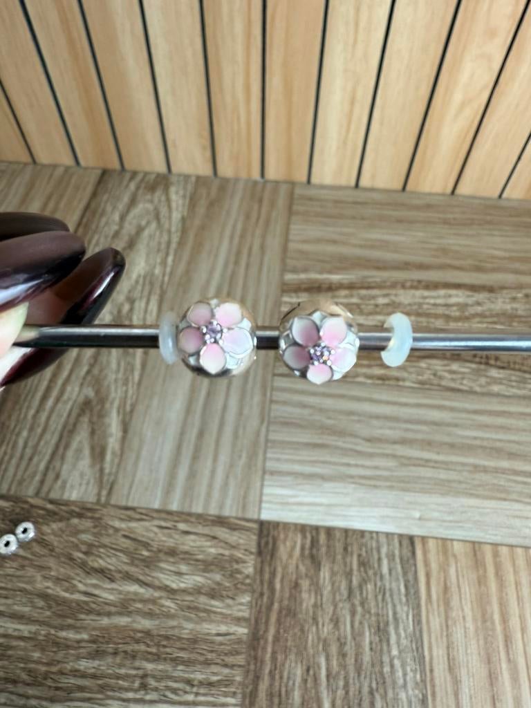 2 Pandora clip klem met magnolia bloem bedel, Sieraden, Tassen en Uiterlijk, Bedels, Ophalen of Verzenden, Zo goed als nieuw, Zilver