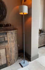 Staande lamp met kapje vloerlamp hoogehuys stoer sober, Huis en Inrichting, Lampen | Vloerlampen, Ophalen, Hout, 150 tot 200 cm