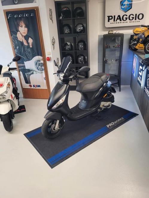 Piaggio zip  bouwjaar  2016, Fietsen en Brommers, Scooters | Piaggio, Zo goed als nieuw, Zip, Maximaal 45 km/u, Benzine, Ophalen