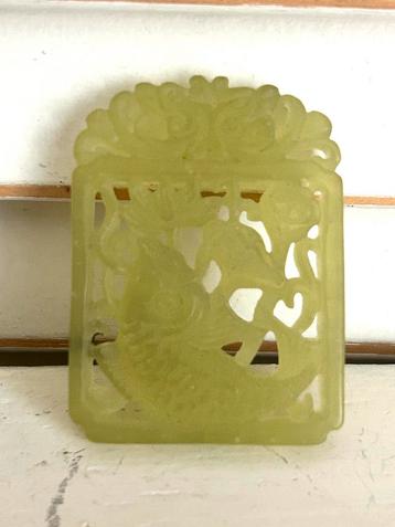 Oude gesneden Jade hanger pendant met vis beschikbaar voor biedingen
