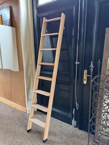 Nieuwe houten ladder / trap! (210x40) beschikbaar voor biedingen