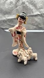Vintage Japan beeldje Geisha met 2 poedels. Hoohte 14 cm, Antiek en Kunst, Curiosa en Brocante, Ophalen of Verzenden