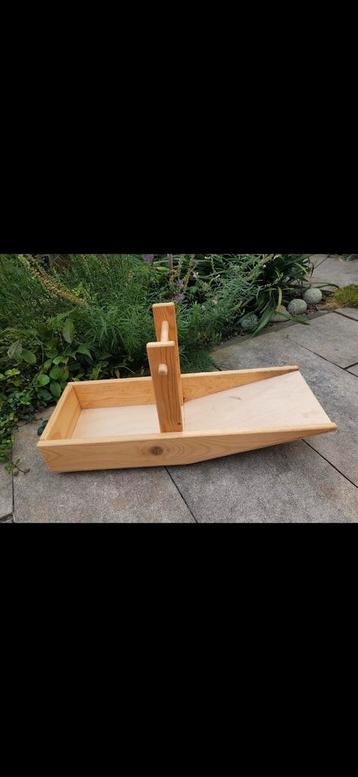 Oogstmand van hout beschikbaar voor biedingen