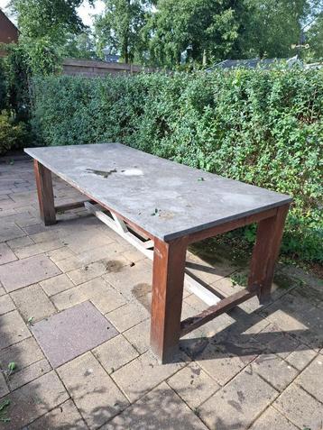 Mooie tuintafel met stenenblad beschikbaar voor biedingen