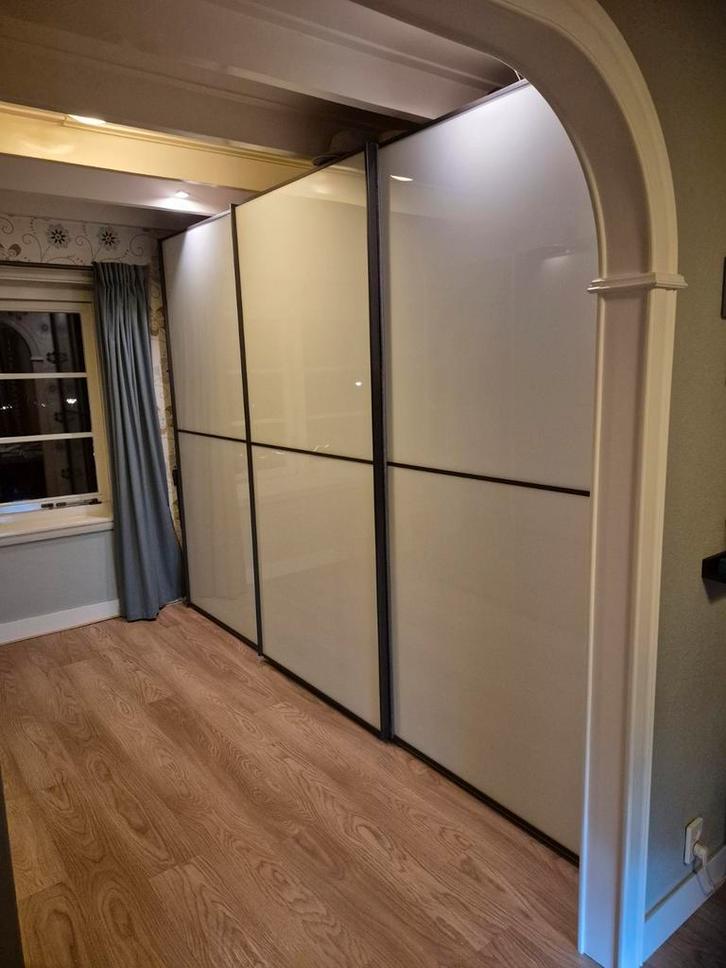 Grote 3-deurs kledingkast met legplanken en hanggedeeltes, Huis en Inrichting, Kasten | Kledingkasten, Gebruikt, 200 cm of meer