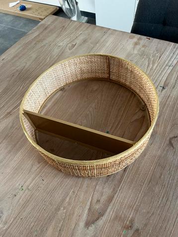 Wandrek rond met plank. beschikbaar voor biedingen