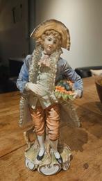 Oude porseleinen beeldje van man met fruit, Antiek en Kunst, Ophalen of Verzenden