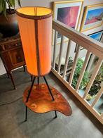 UNIEK! Staande lamp met ingebouwd tafeltje. Retro / vintage, Huis en Inrichting, Lampen | Vloerlampen, Minder dan 100 cm, Gebruikt
