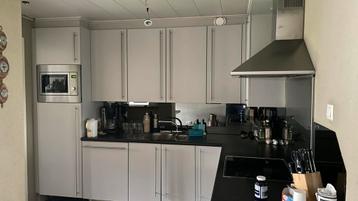 Hoekkeuken met apparatuur - Beschikbaar in overleg. beschikbaar voor biedingen