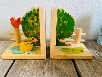 Houten Boekensteunen beschikbaar voor biedingen