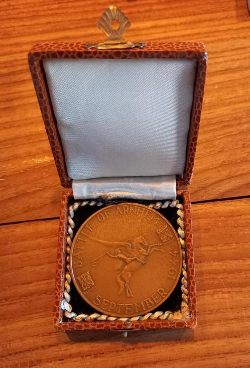 tafel medaille Arnhem 1944 Diekerhof van Goor in casette, Verzamelen, Militaria | Tweede Wereldoorlog, Lintje, Medaille of Wings