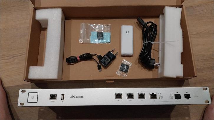 Unifi USG Pro en Cloud key gen 1, Computers en Software, Netwerk switches, Gebruikt, Ophalen