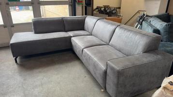MIS DIT NIET !! hoekbank showroom model nu €800.- beschikbaar voor biedingen
