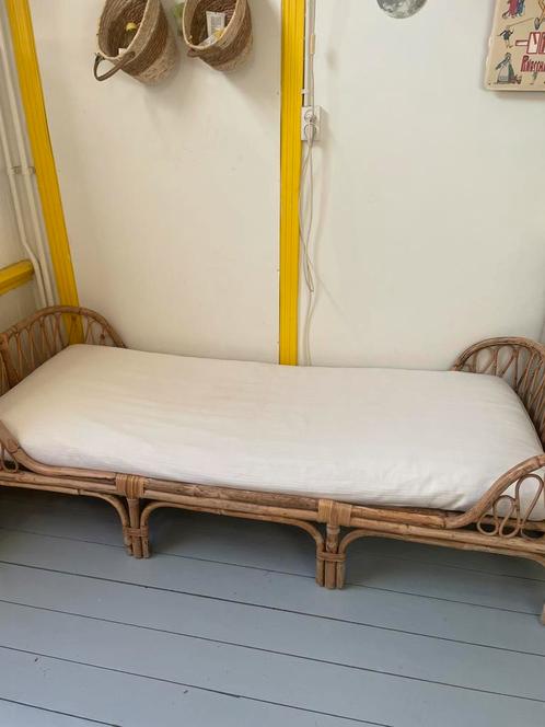 Rotan kinderbed, Huis en Inrichting, Slaapkamer | Slaapbanken, Zo goed als nieuw, Eenpersoons, Ophalen
