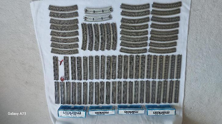 74 Märklin M-rail met gebogen bedding, Hobby en Vrije tijd, Modeltreinen | H0, Gebruikt, Rails, Wisselstroom, Märklin, Ophalen of Verzenden