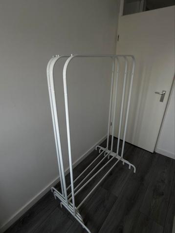 Ikea Kleding Rek - Handig en Praktisch! beschikbaar voor biedingen