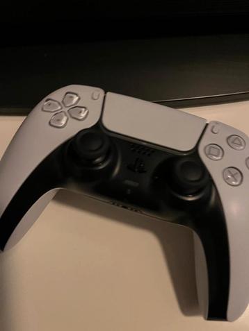 Playstation 5 met 2 controllers  beschikbaar voor biedingen
