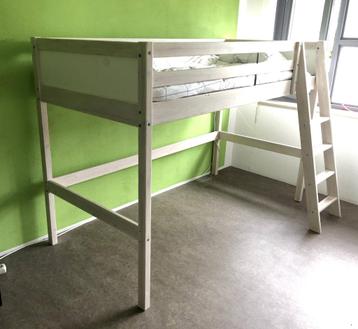 Halve Hoogslaper, wit hout, met schuine trap beschikbaar voor biedingen