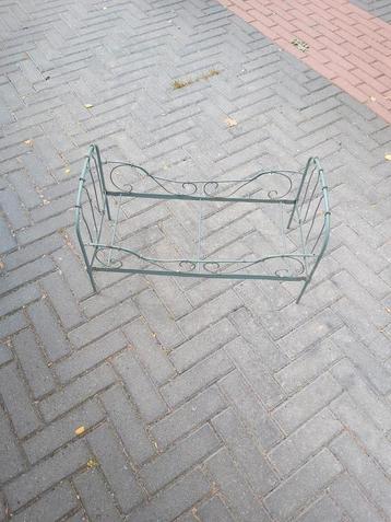 Gaaf antiek ijzeren poppen bedje  beschikbaar voor biedingen