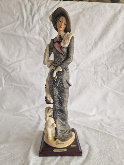 Beeldje Chique dame met hoed en poedel B010, Verzamelen, Beelden en Beeldjes, Gebruikt, Mens, Ophalen of Verzenden