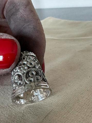 Zilveren vingerhoedje met filigraan decoratie (950 zilver) beschikbaar voor biedingen