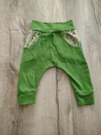 Mooie zachte groene broek met kabouters en bomen, maat 74., Kinderen en Baby's, Babykleding | Maat 74, Broekje, Jongetje of Meisje