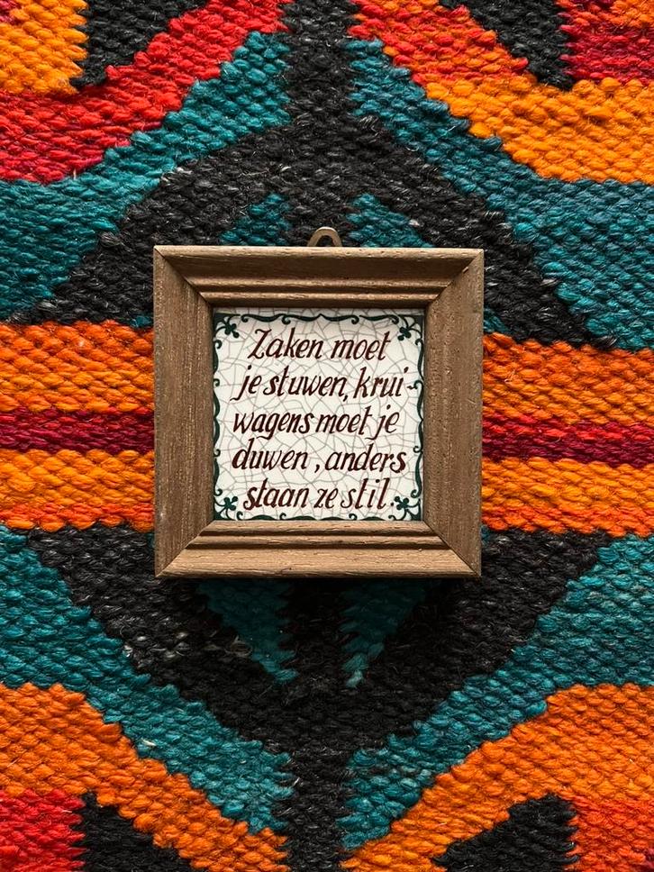 Vintage porseleinen wandtegel in houten frame, Antiek en Kunst, Antiek | Wandborden en Tegels, Ophalen of Verzenden