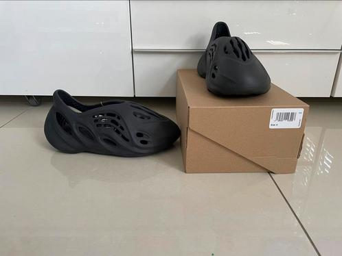 Yeezy slide foam runner 350 v2 500. Maat 39 40 42, Kleding | Dames, Schoenen, Nieuw, Sneakers of Gympen, Zwart, Ophalen of Verzenden