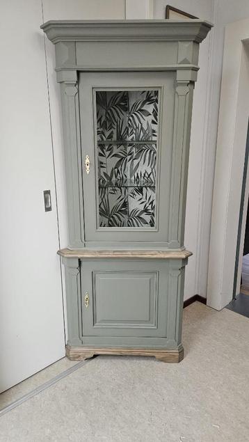 Mooie vitrine hoekkast beschikbaar voor biedingen