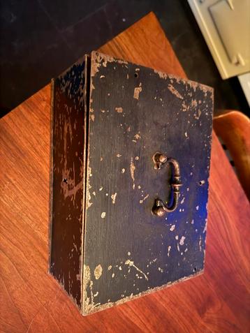 Oude zware kist met slot (geen sleutel) beschikbaar voor biedingen