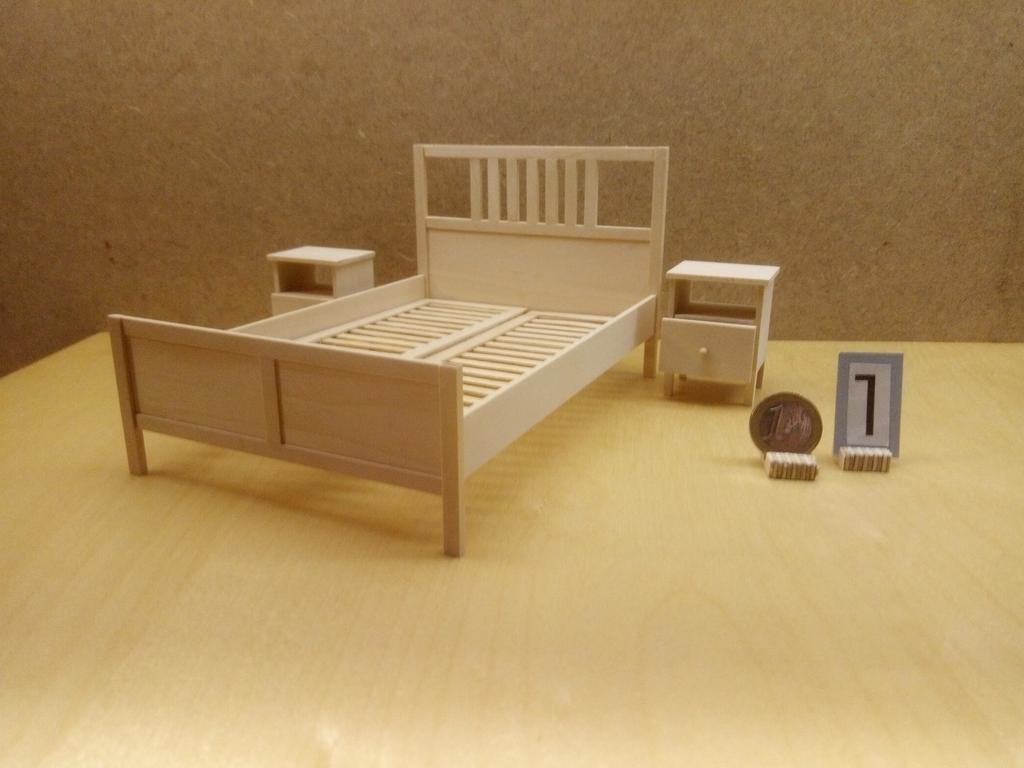 Miniatuur 2 personen bed van ikea 1:12, Verzamelen, Poppenhuizen en Toebehoren, Ophalen of Verzenden, Zo goed als nieuw, Poppenhuis