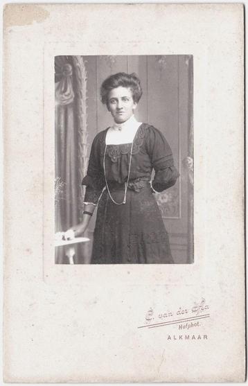 Foto Karton - Vrouw Jurk Ketting - Foto Van der Aa Alkmaar beschikbaar voor biedingen