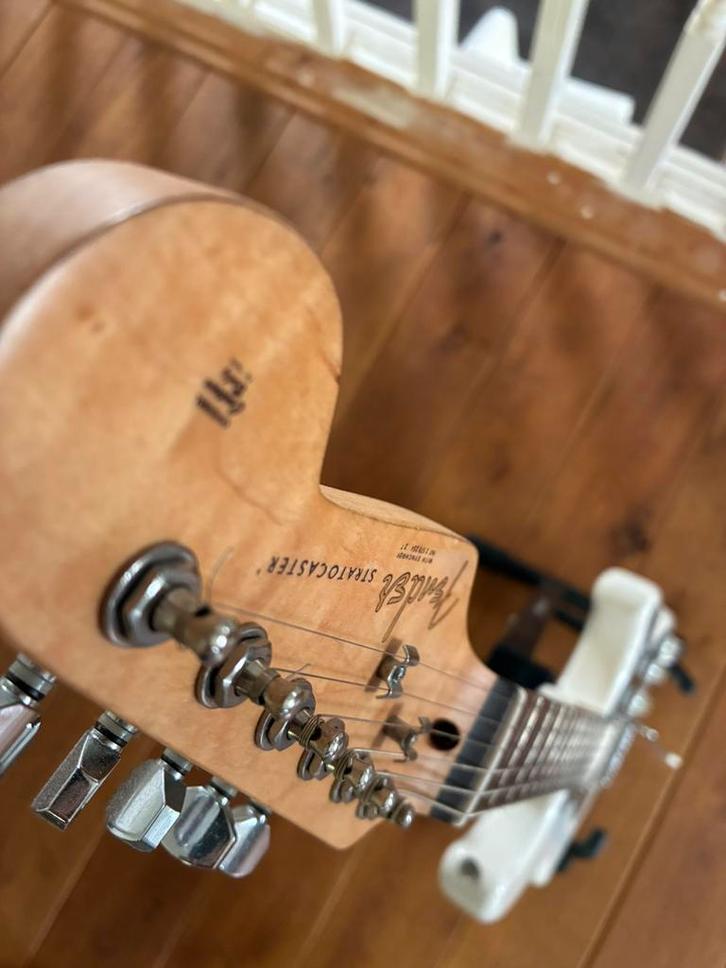 Fender squier stratocaster with an upgrade, Muziek en Instrumenten, Snaarinstrumenten | Gitaren | Elektrisch, Zo goed als nieuw