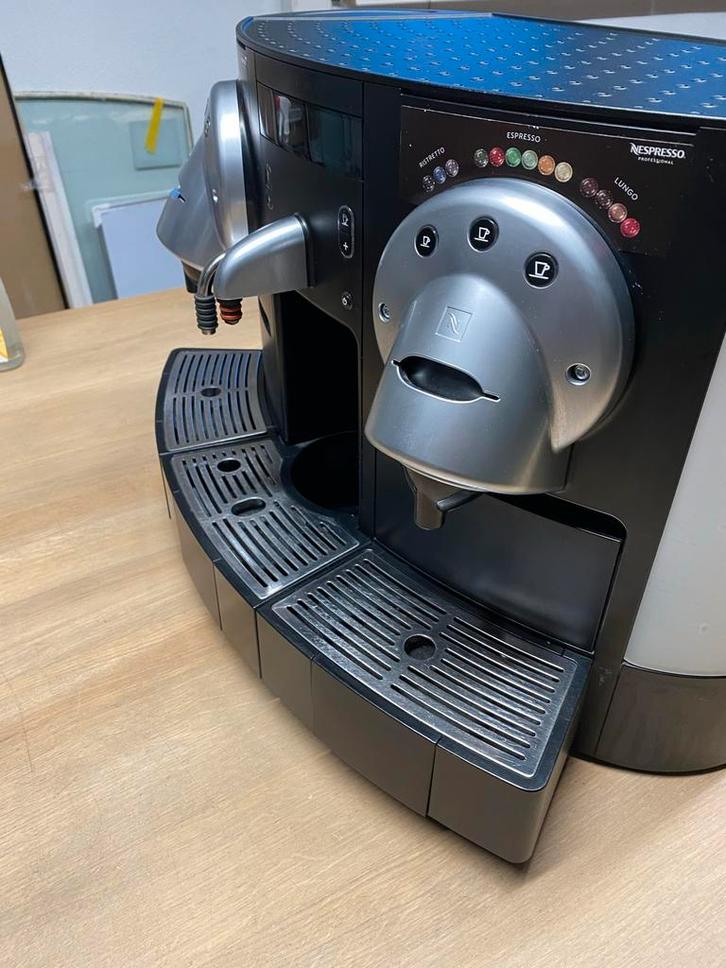 Professionele Nespresso Gemini 220 Koffiemachine, Witgoed en Apparatuur, Koffiezetapparaten, Gebruikt, Koffiepads en cups, Koffiemachine