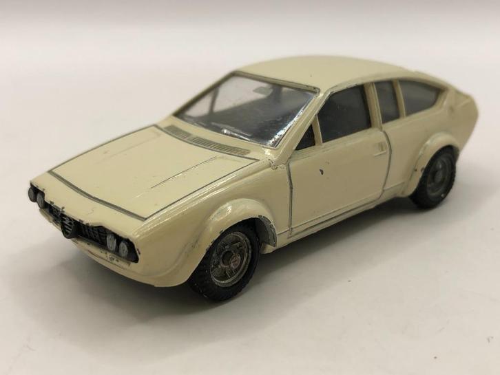 Solido 82 Alfa Romeo Alfetta GTV wit -GOED- M26, Hobby en Vrije tijd, Modelauto's | 1:43, Gebruikt, Auto, Solido, Ophalen of Verzenden