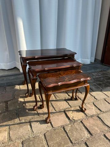 Antieke Queen Anne bijzettafels set van 3 — hout — claw ball beschikbaar voor biedingen