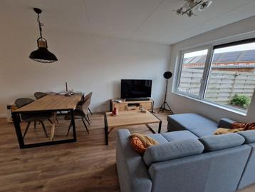 Bank met chaise longue links beschikbaar voor biedingen
