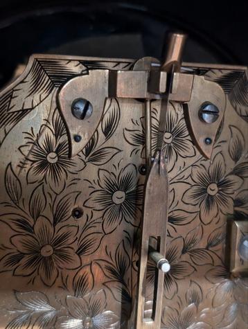 Antieke Engelse tafel klok Londen. €450.  beschikbaar voor biedingen