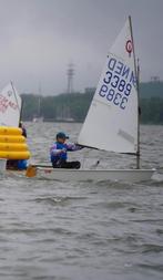 Optimist zeilboot NED 3389 met wegtrailer voor 3 optimisten, Watersport en Boten, Open zeilboten, Ophalen, Geen motor, Overige brandstoffen