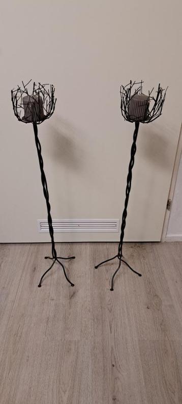 te koop 2 zwarte ijzeren standers met kaarsen 90 cm hoog beschikbaar voor biedingen