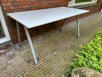 Bureau Ikea beschikbaar voor biedingen