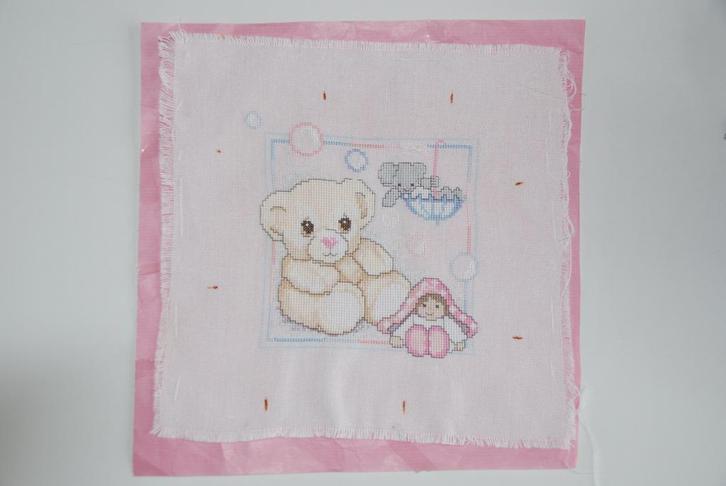 Schattig Brocante geborduurde Beer met pop baby kinderkamer, Hobby en Vrije tijd, Borduren en Borduurmachines, Nieuw, Overige typen