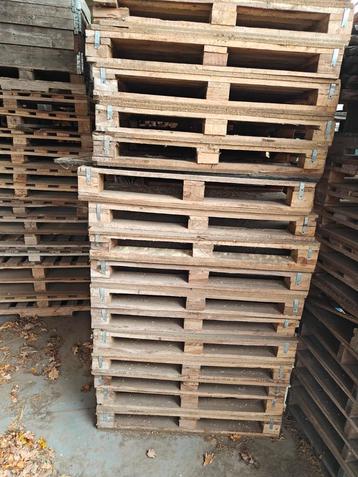 70+ hardhouten pallets met spaanplaat bovenkant €100 beschikbaar voor biedingen