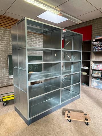 Grote stellingkast beschikbaar voor biedingen