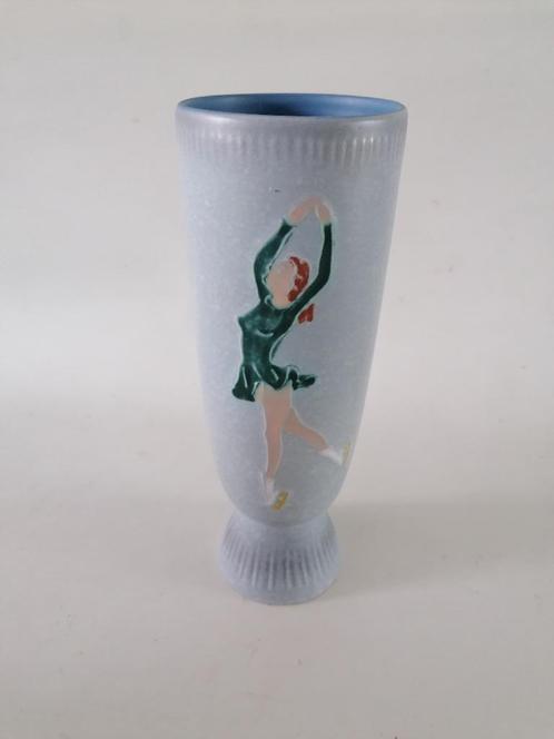 FLORA GOUDA HOLLAND vaas met afbeelding kunstschaatster, Antiek en Kunst, Antiek | Keramiek en Aardewerk, Verzenden