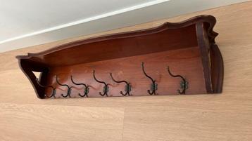 Antieke wandkapstok beschikbaar voor biedingen