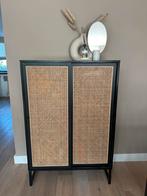 Zwarte rotan kast met schuifdeurtjes, Ophalen, Zo goed als nieuw, 25 tot 50 cm, Met deur(en)