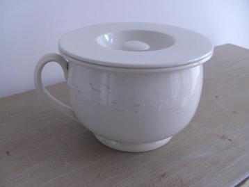 Po / Bedspiegel met deksel Petrus Regout en Co Maastricht beschikbaar voor biedingen