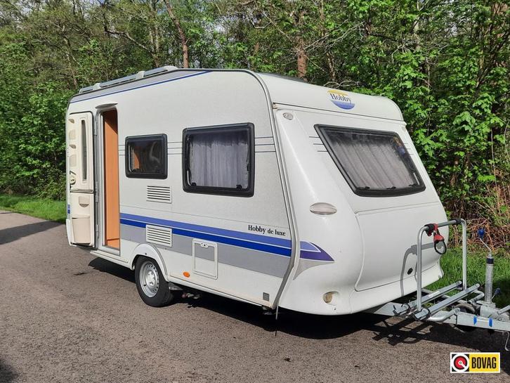 Hobby De Luxe 400 SB VT Isabella Mover, Caravans en Kamperen, Caravans, tot en met 4, 750 - 1000 kg, Treinzit, Hobby, Dwarsbed